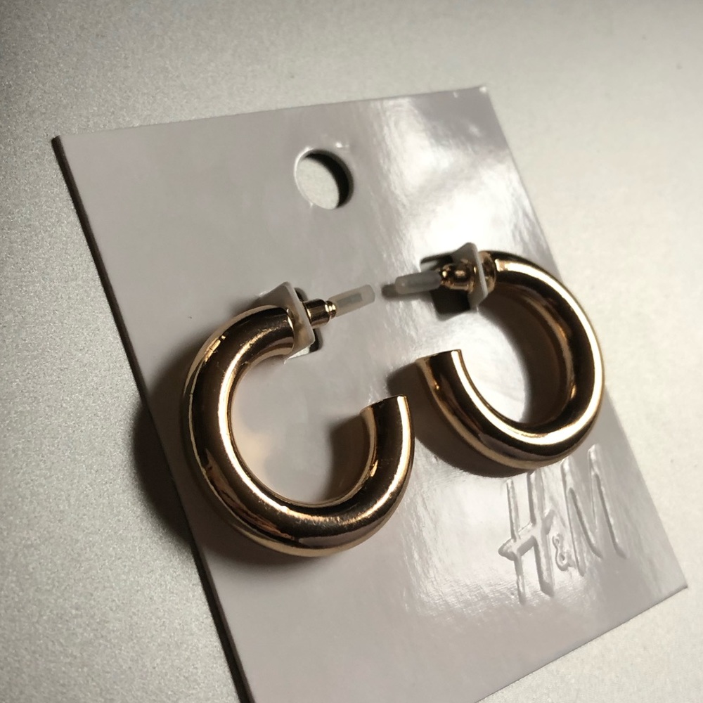 NWT Chunky Gold Hoop Earrings - Picture 3 of 3